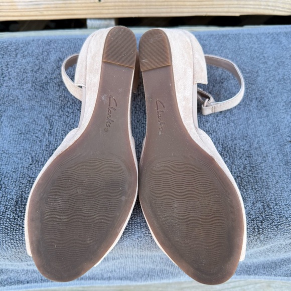 Clarks Suede Wedge Sandal Flores Raye Leather Ankle Strap Open Toe Sand Size 6.5 - Picture 8 of 15